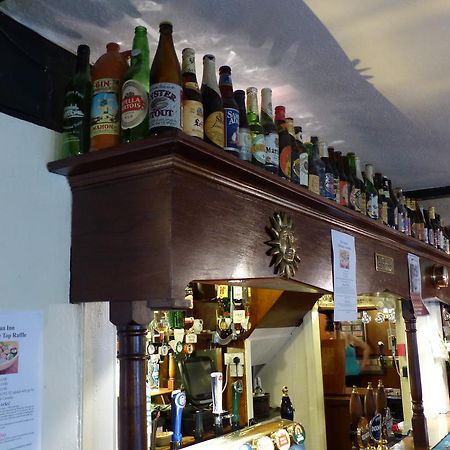 The Sun InnEnglefield Green エクステリア 写真