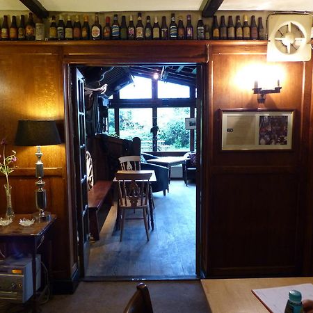 The Sun InnEnglefield Green エクステリア 写真