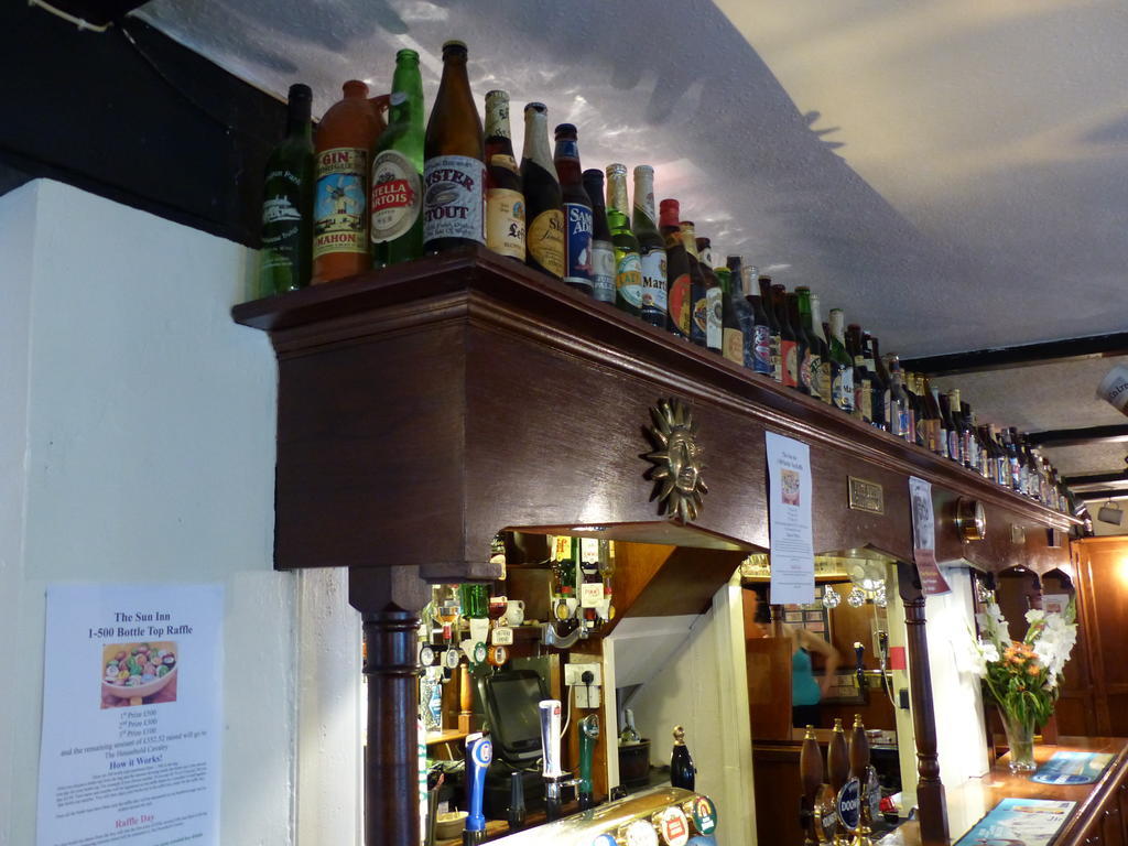 The Sun InnEnglefield Green エクステリア 写真