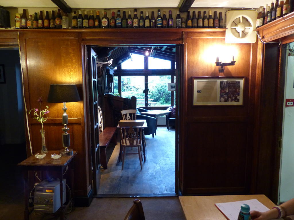 The Sun InnEnglefield Green エクステリア 写真