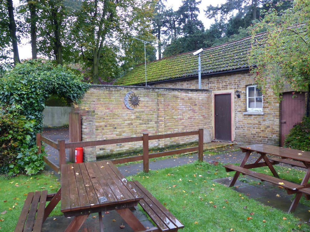 The Sun InnEnglefield Green エクステリア 写真
