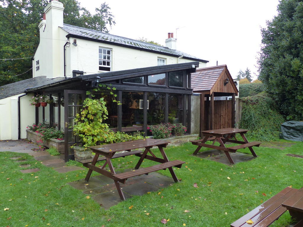 The Sun InnEnglefield Green エクステリア 写真