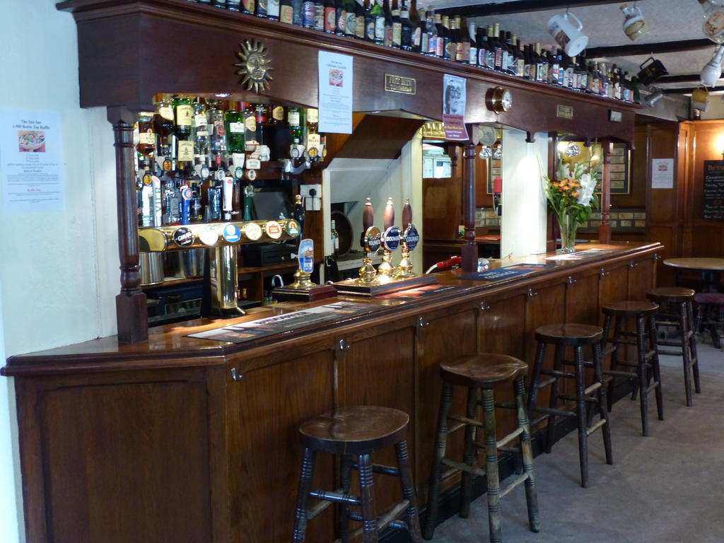 The Sun InnEnglefield Green エクステリア 写真