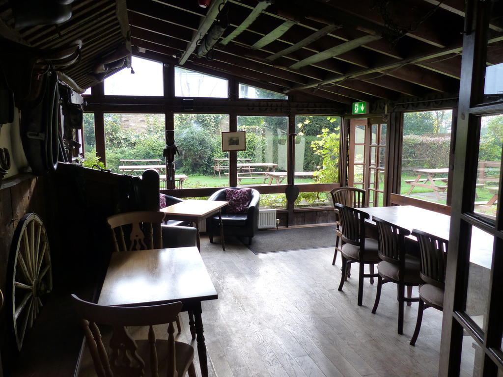The Sun InnEnglefield Green エクステリア 写真