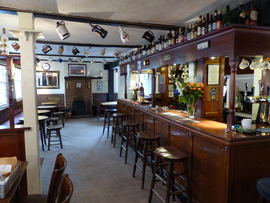 The Sun InnEnglefield Green エクステリア 写真